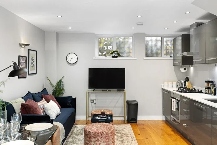 Flat Accommodation Road in Greater London