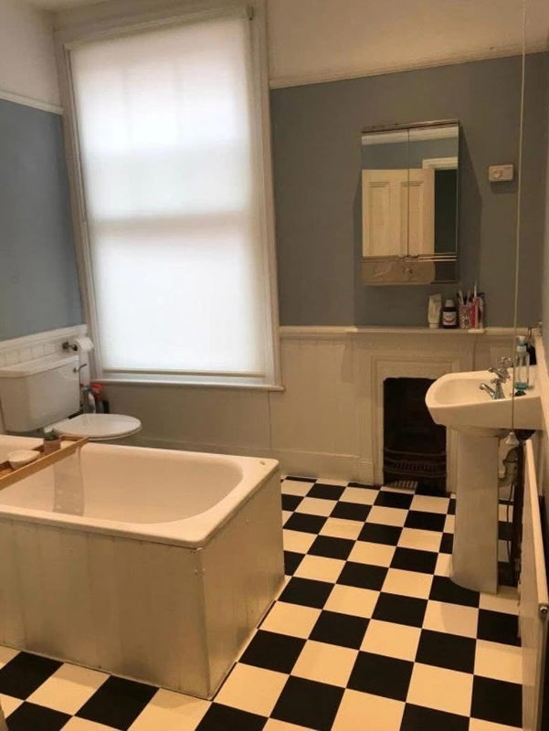Room Crowborough Road in Greater London
