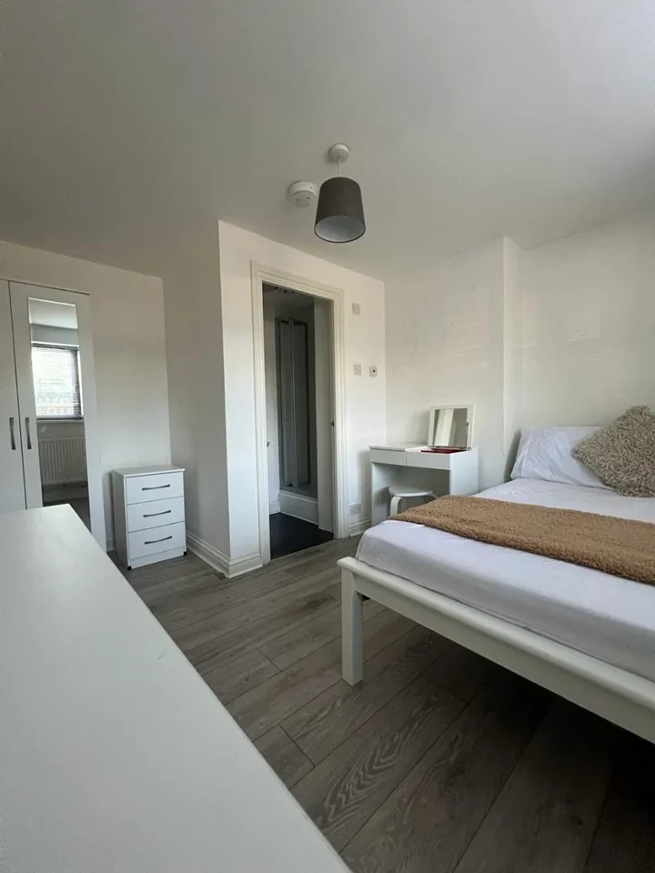 Room Norwood End in Basildon