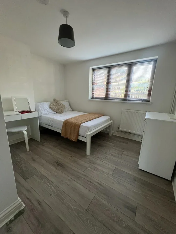 Room Norwood End in Basildon