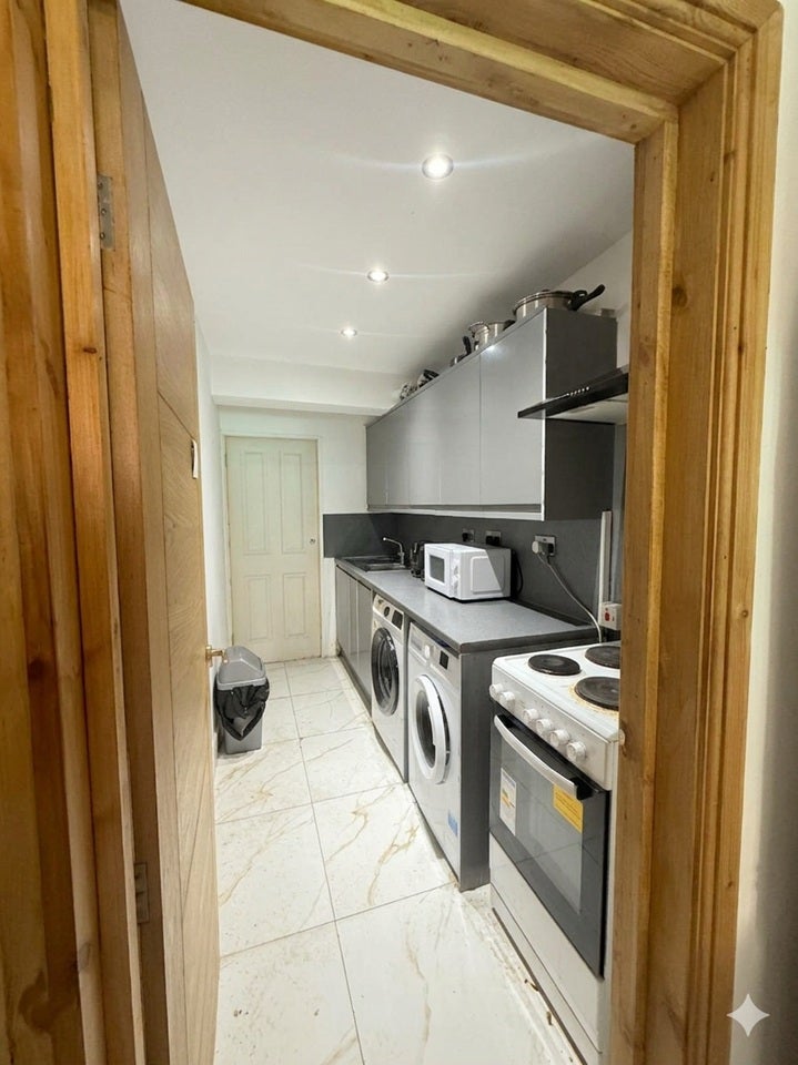 Room Wyvenhoe Road in Greater London