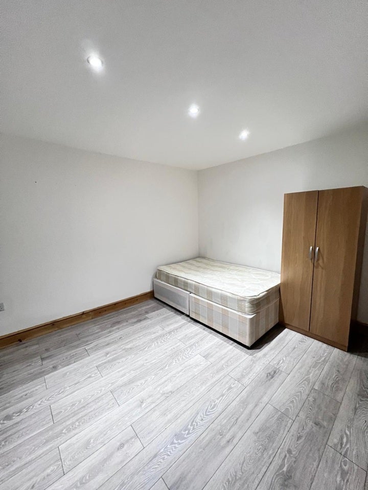 Room Wyvenhoe Road in Greater London