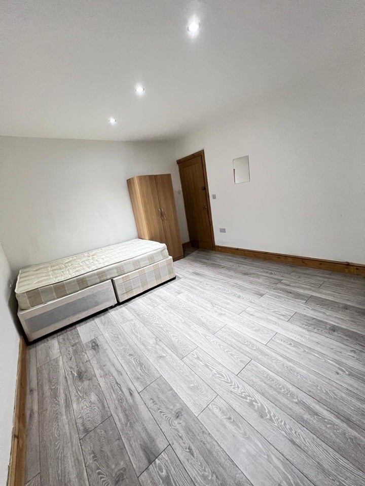 Room Wyvenhoe Road in Greater London