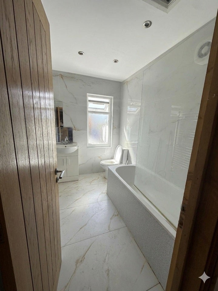 Room Wyvenhoe Road in Greater London