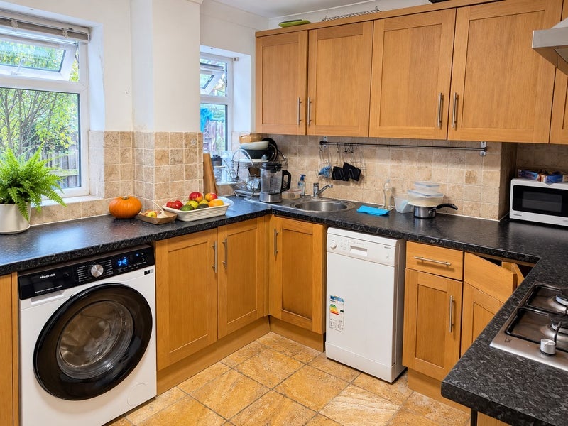 Room Brackley Road in Greater London