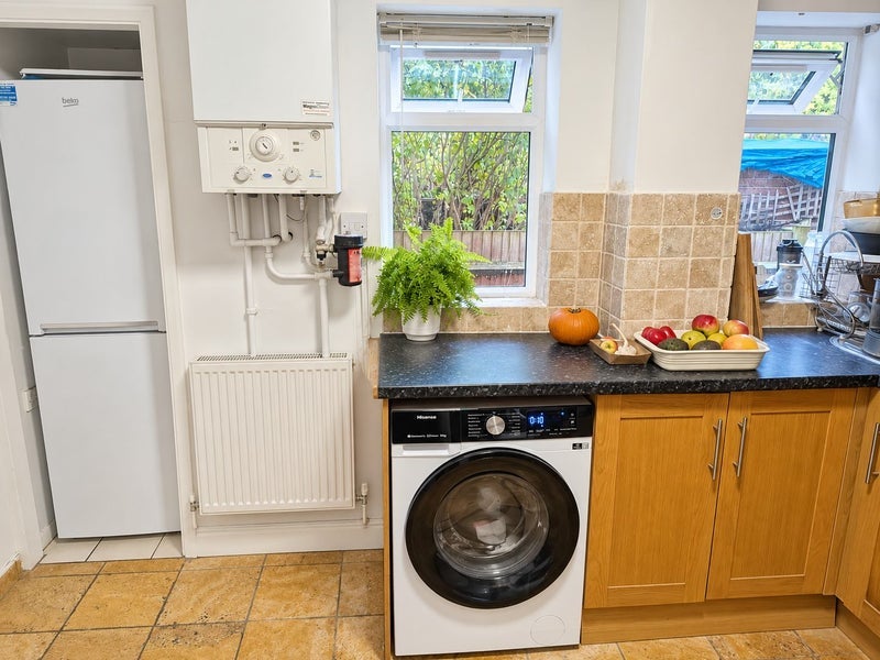 Room Brackley Road in Greater London