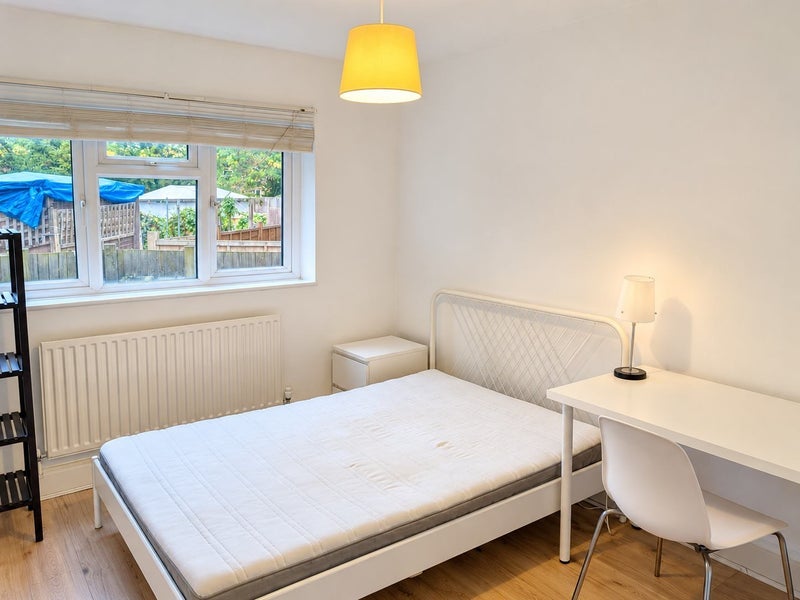 Room Brackley Road in Greater London