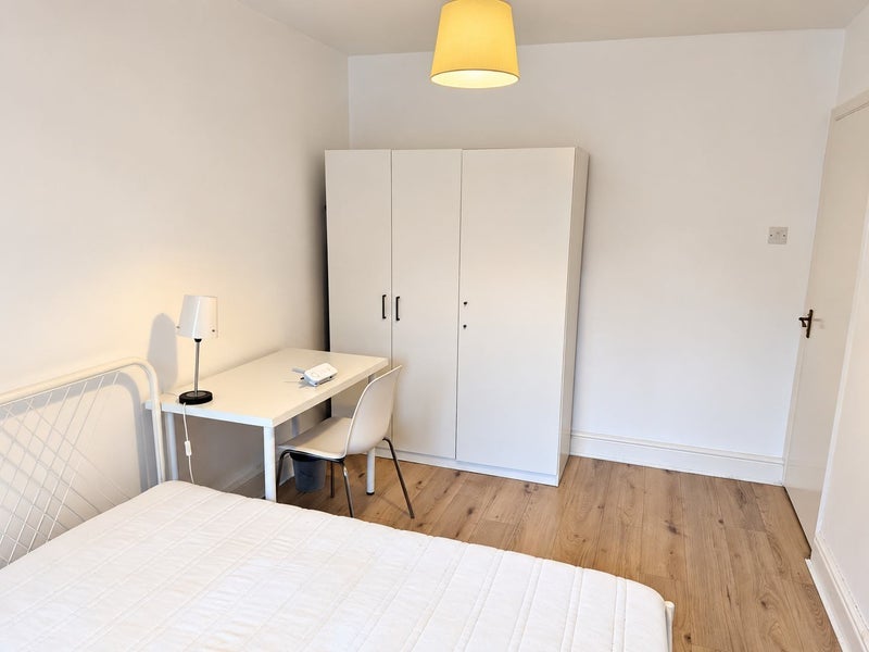 Room Brackley Road in Greater London