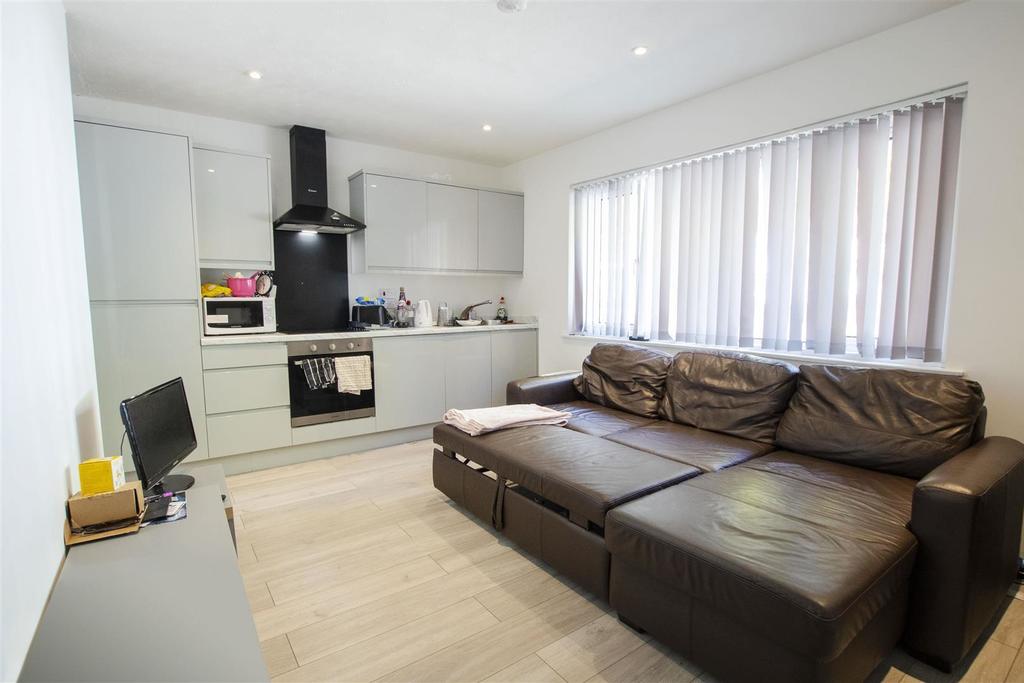 Flat Fladbury Crescent in Birmingham