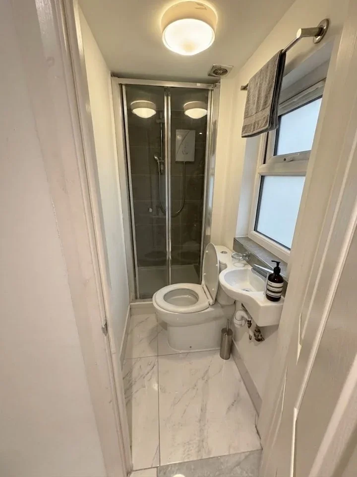 Flat Ewell Road in Greater London