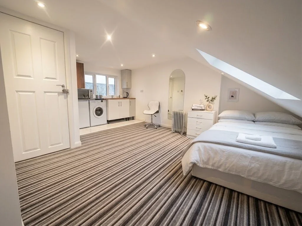 Flat Ewell Road in Greater London