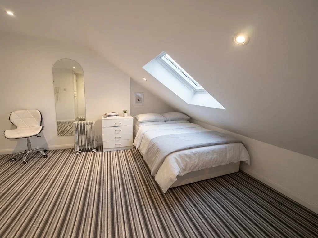 Flat Ewell Road in Greater London