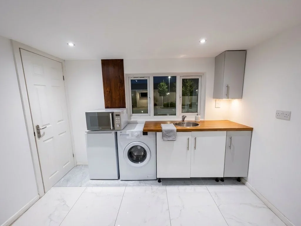 Flat Ewell Road in Greater London