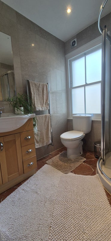 Room Baronsmere Road in Greater London