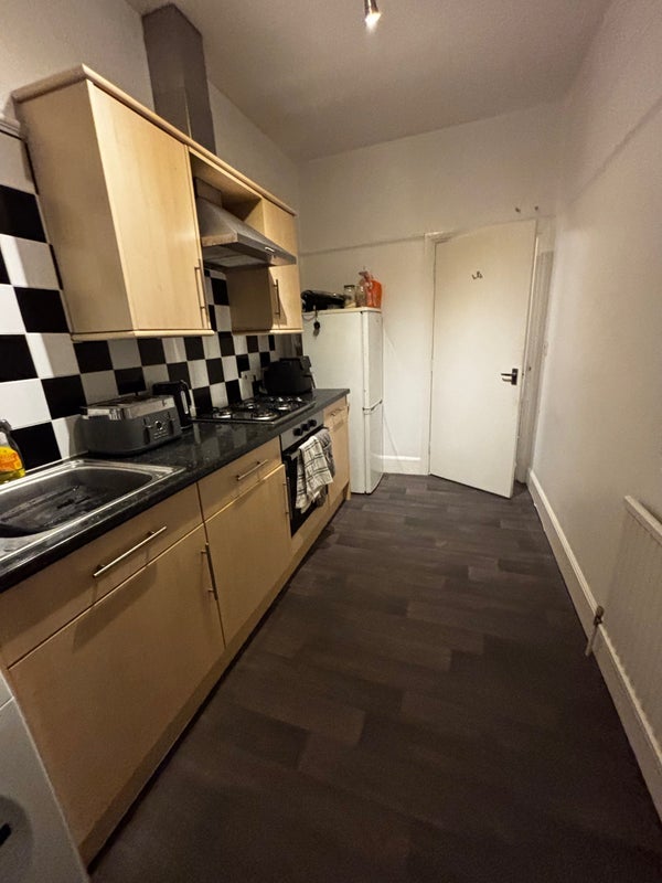 Room Beverley Road in Bristol