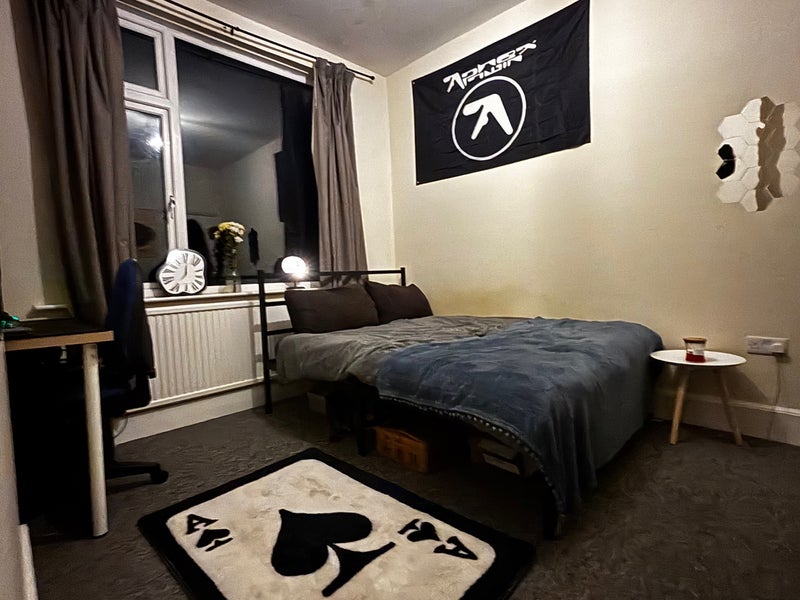Room Beverley Road in Bristol