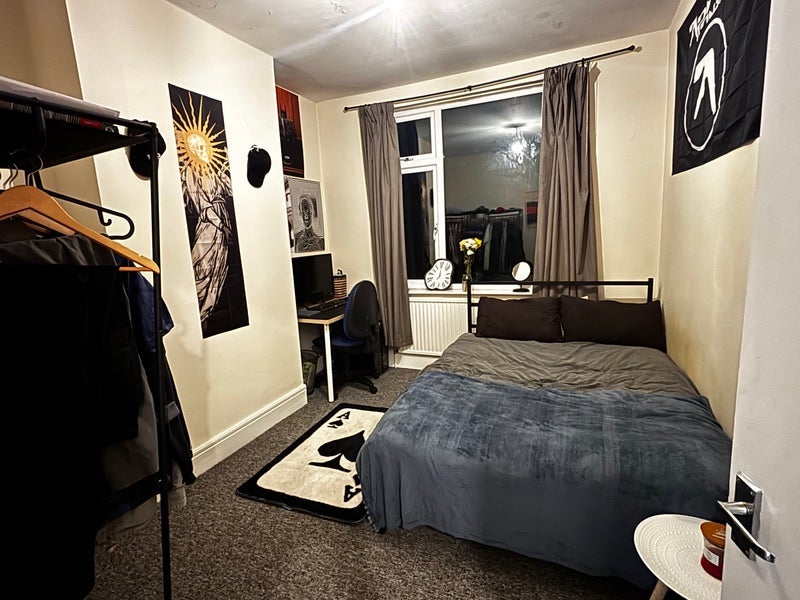 Room Beverley Road in Bristol