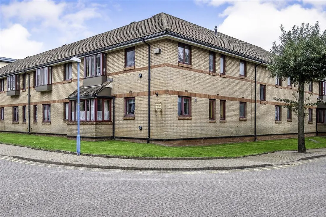 Flat Abernethy Quay in Swansea