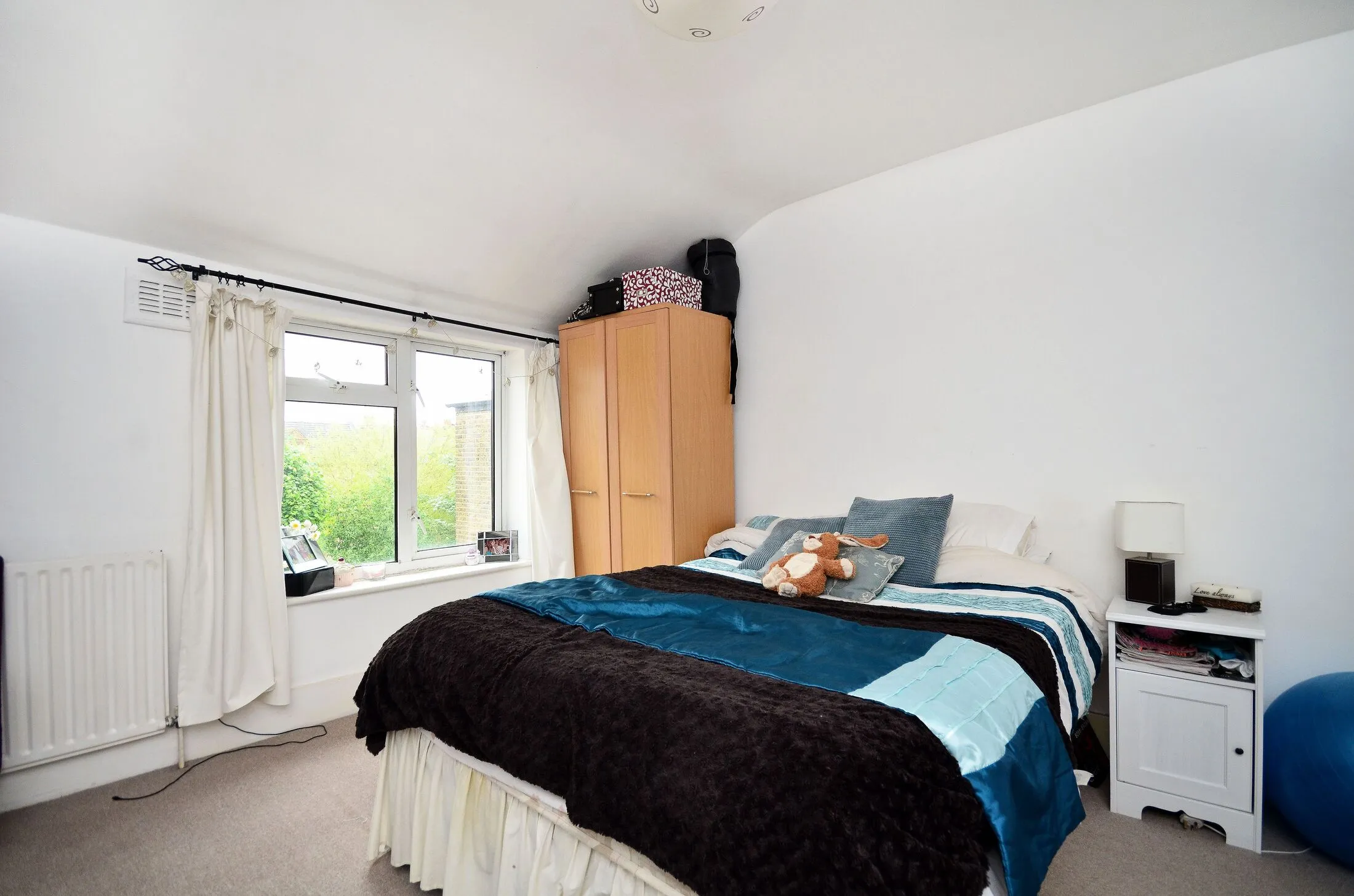 Flat Drakefield Road in Greater London