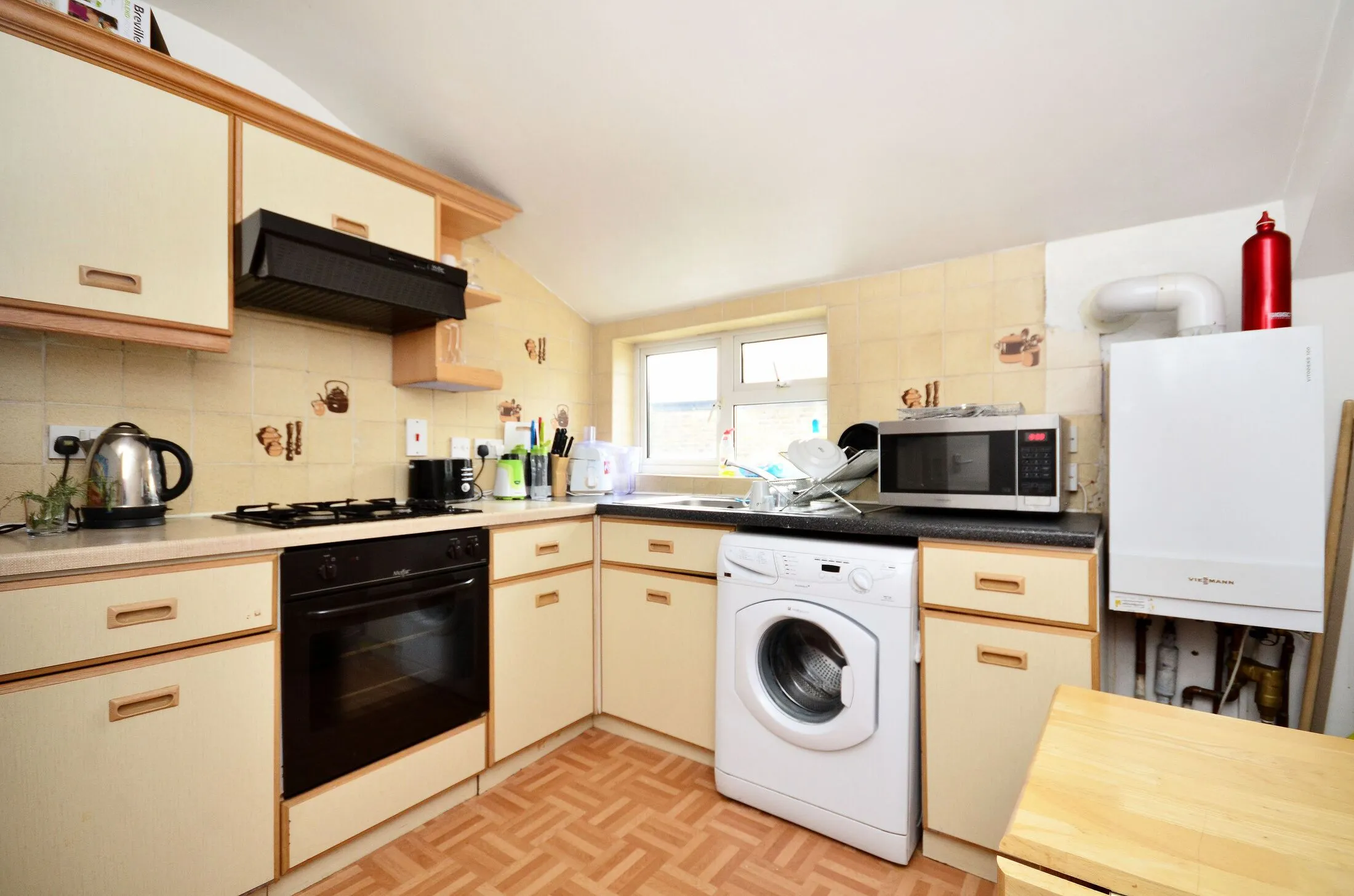 Flat Drakefield Road in Greater London