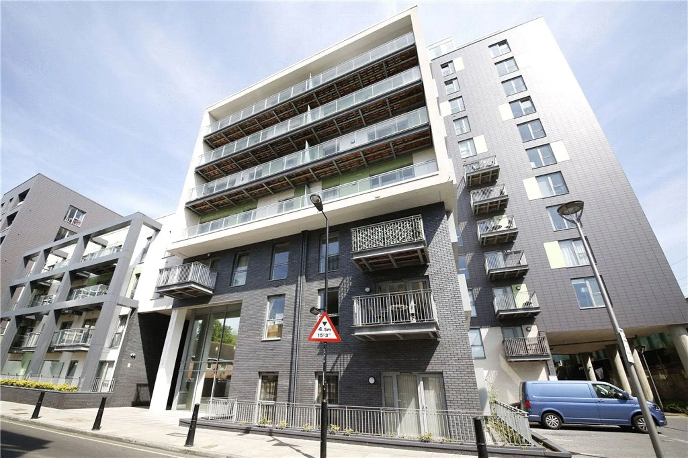 Flat Christian Street in Greater London