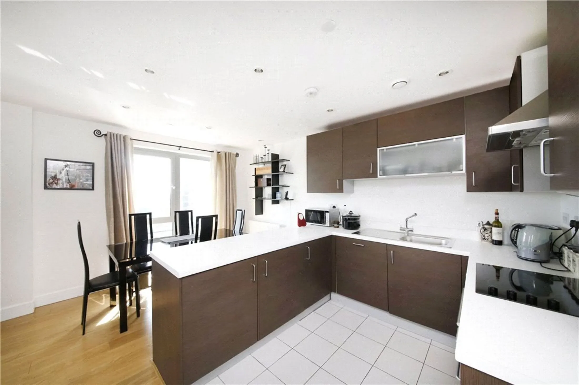Flat Christian Street in Greater London