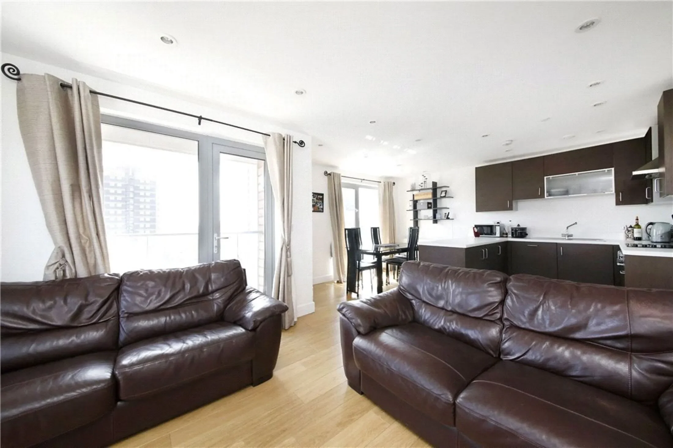 Flat Christian Street in Greater London