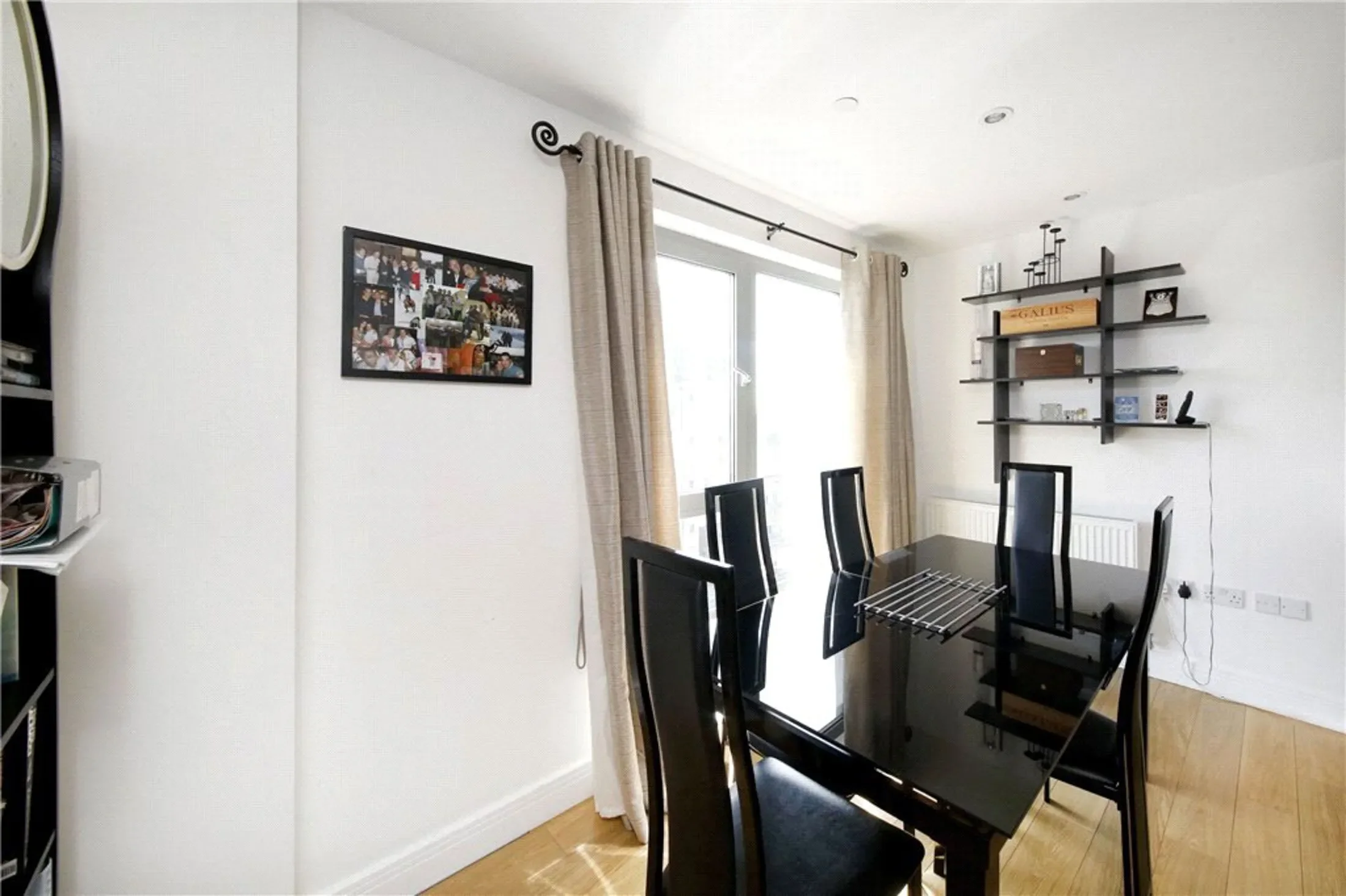 Flat Christian Street in Greater London