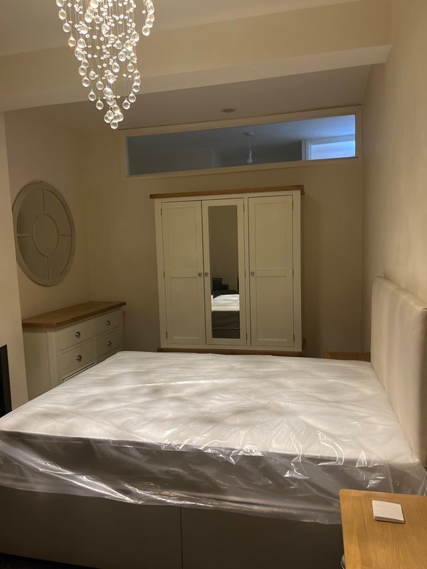 Room Fishponds Road in Bristol