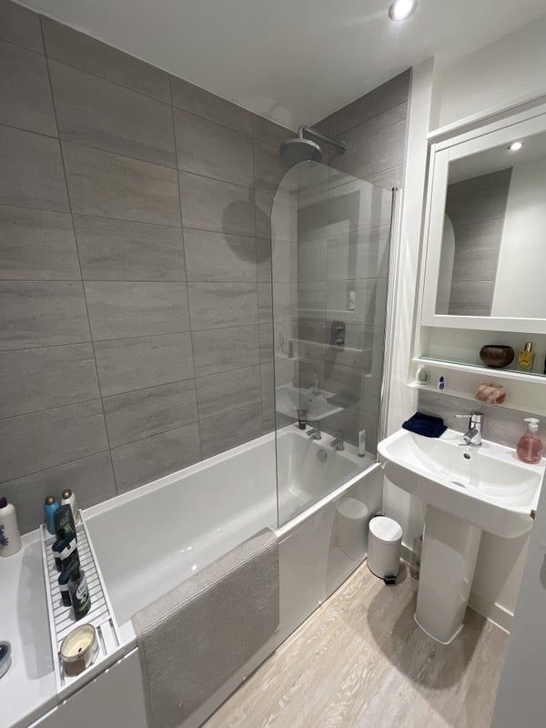 Room Waterside Way in Nottingham