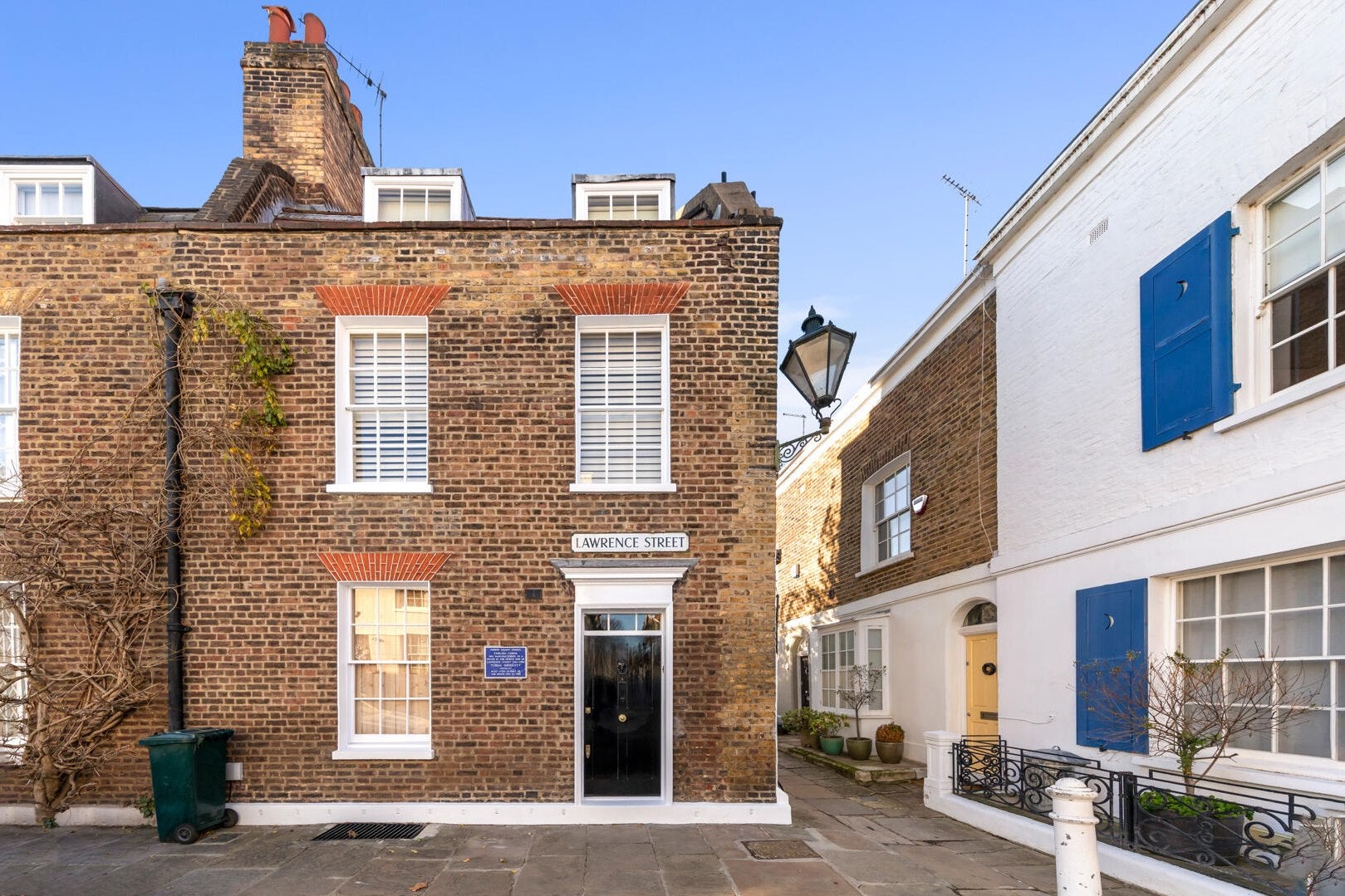 House Lawrence Street in Greater London