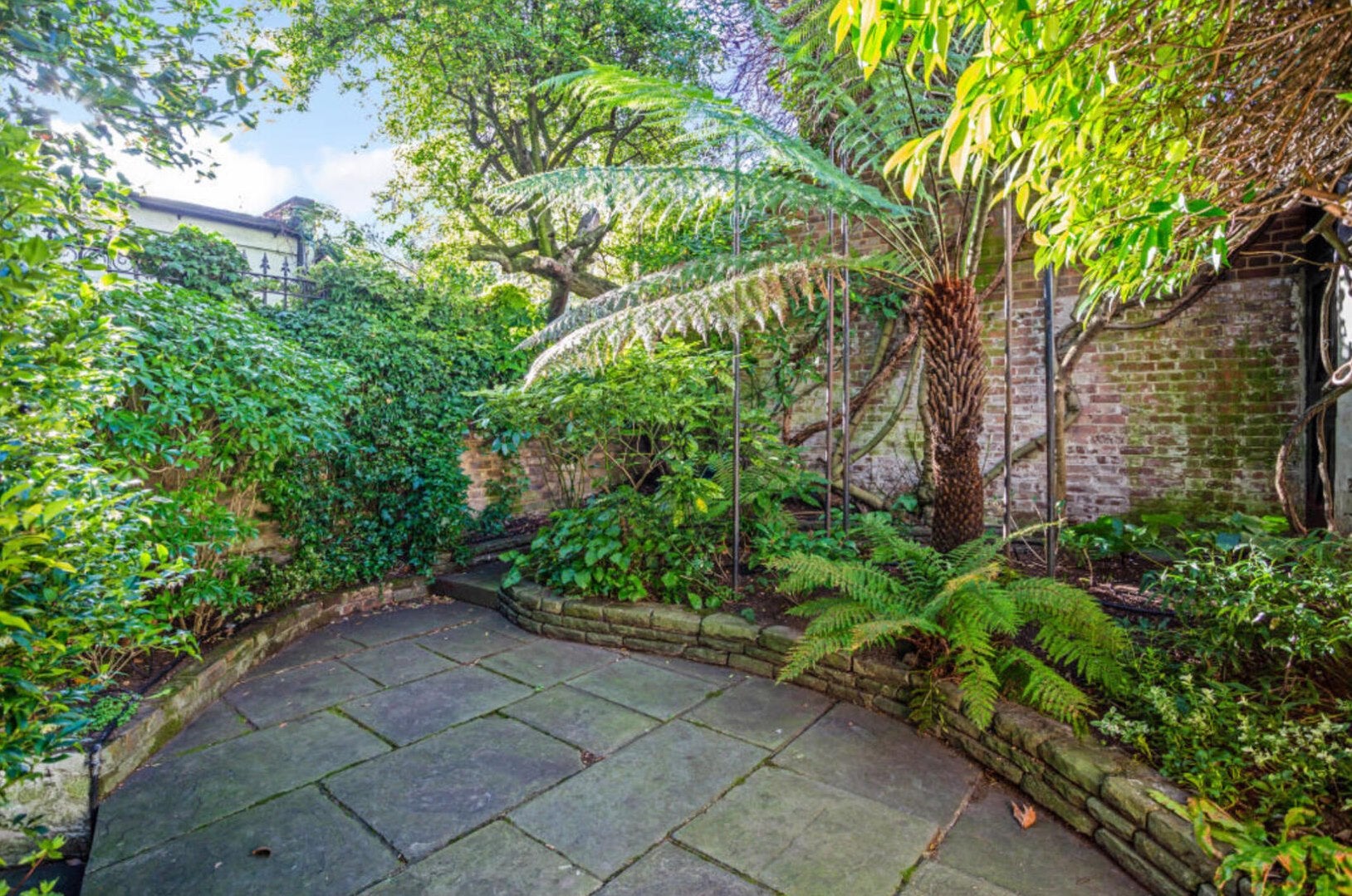 House Lawrence Street in Greater London