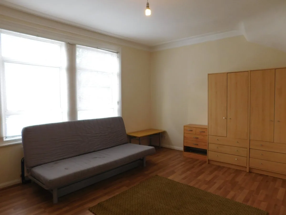 Flat Greenford Avenue in Greater London