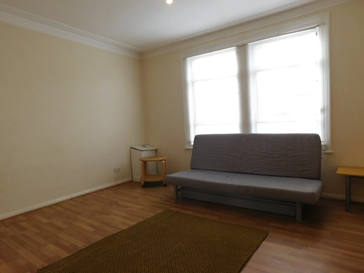 Flat Greenford Avenue in Greater London