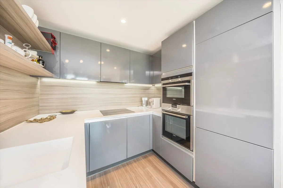 Flat Broomhill Road in Greater London