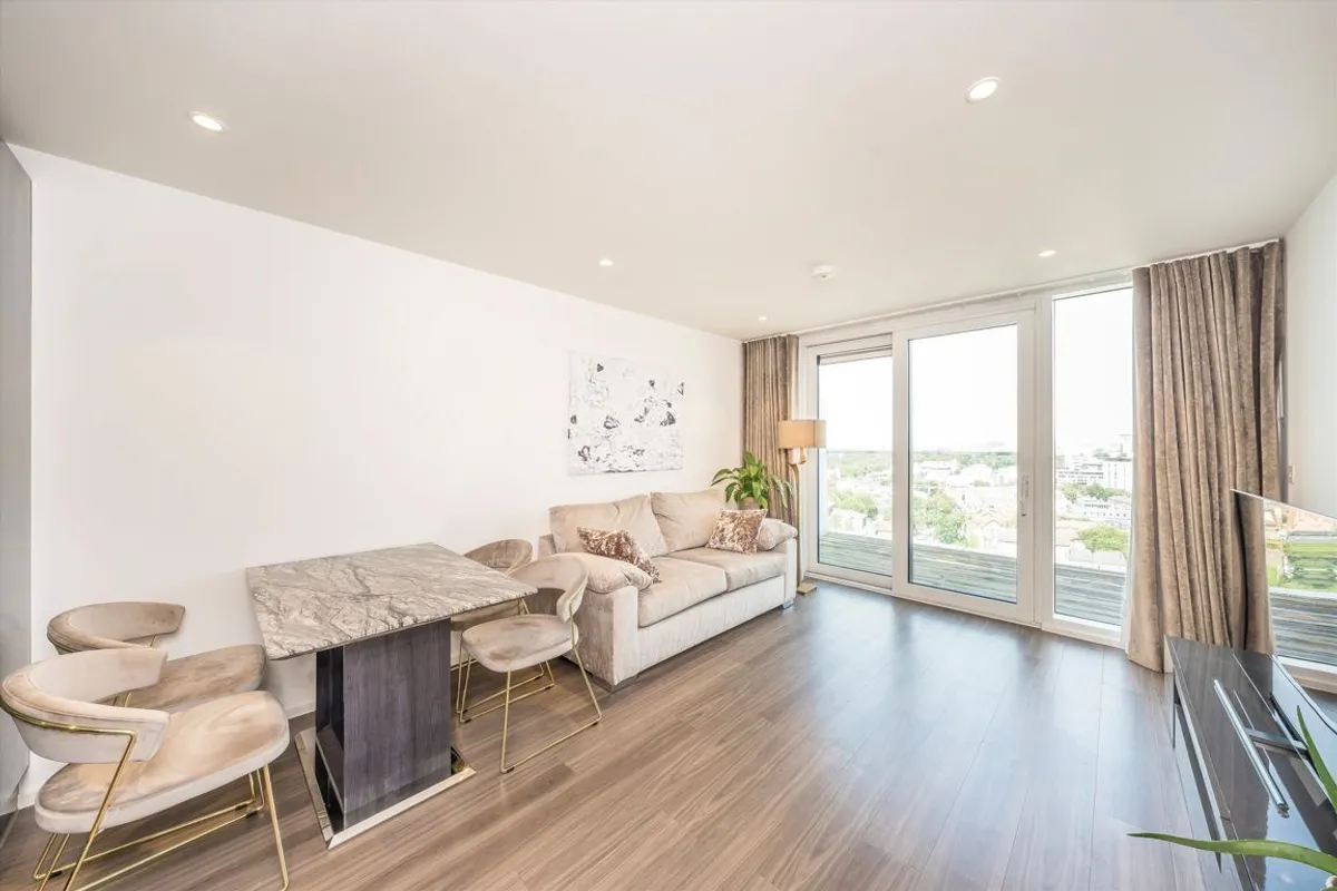 Flat Broomhill Road in Greater London
