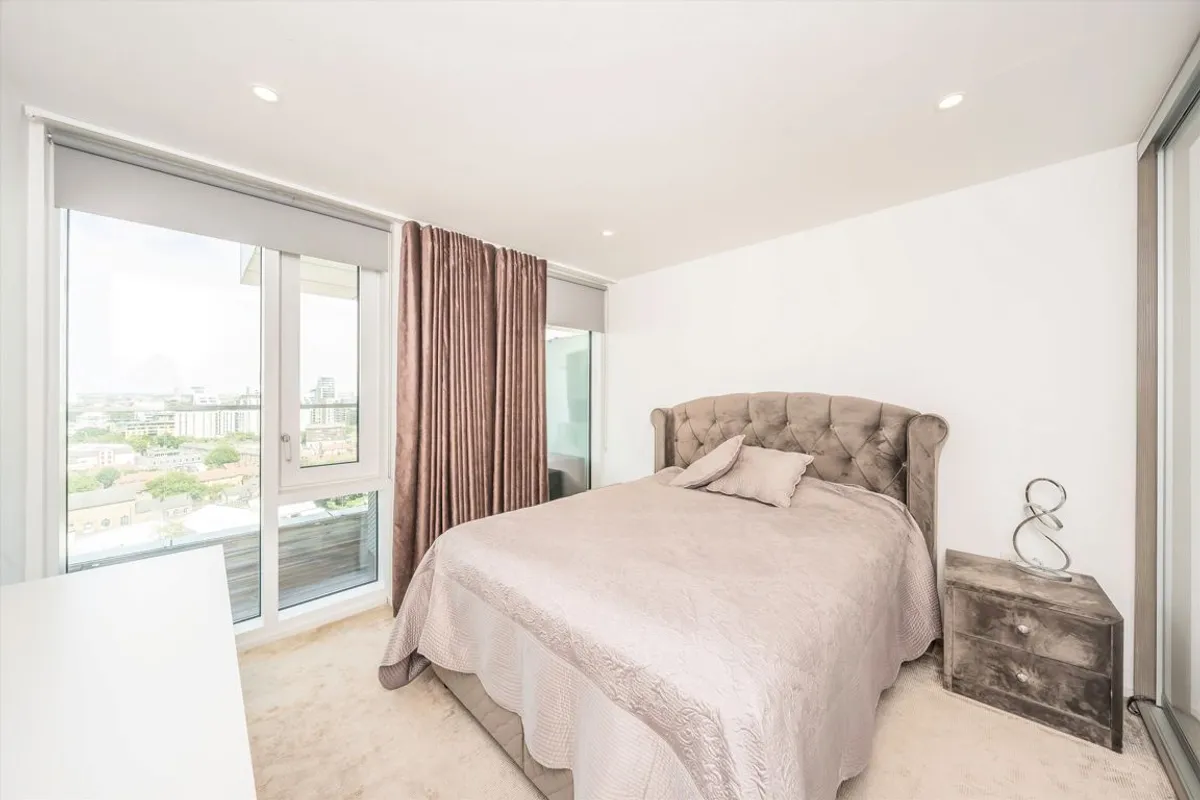 Flat Broomhill Road in Greater London