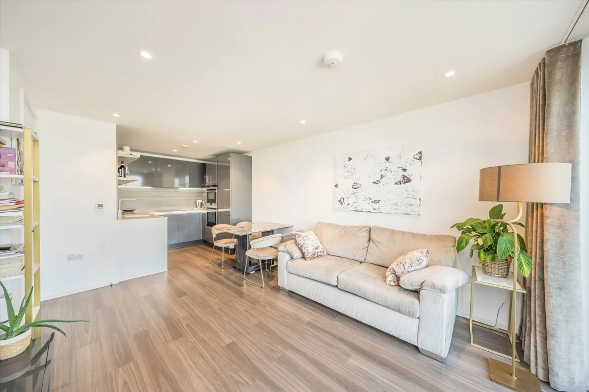Flat Broomhill Road in Greater London