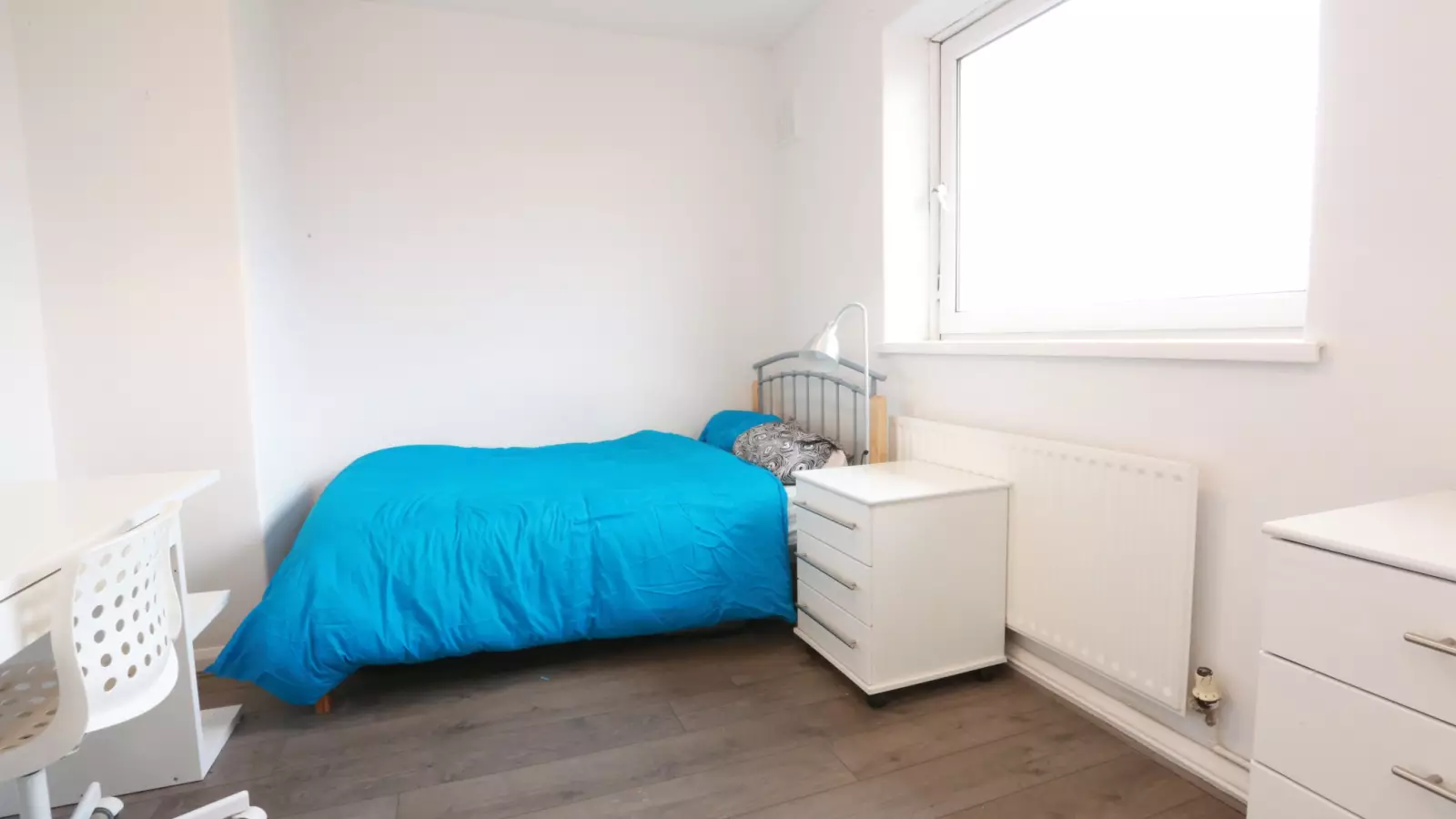 Room Coll's Road in Greater London