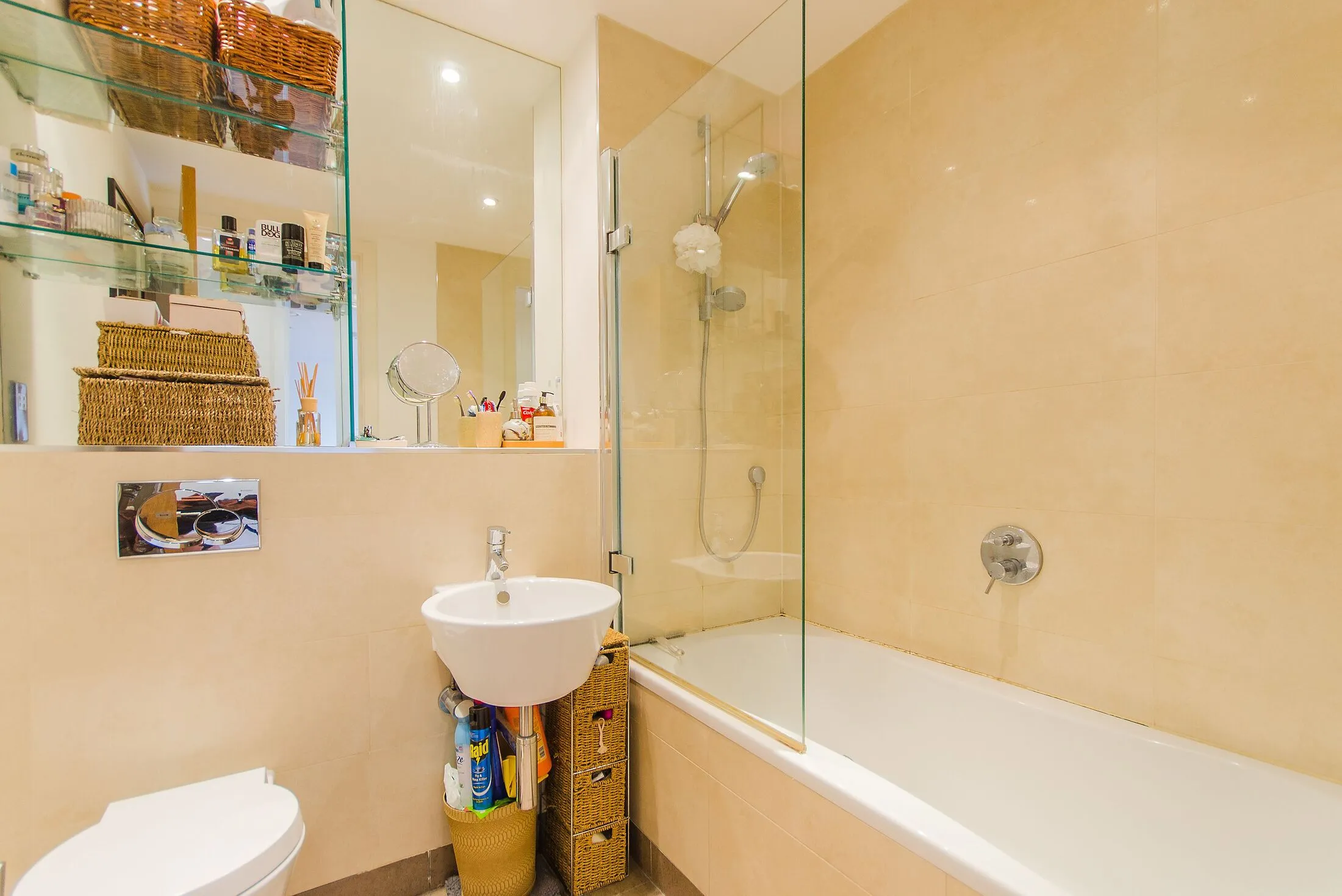 Flat Fairfield Road in Greater London
