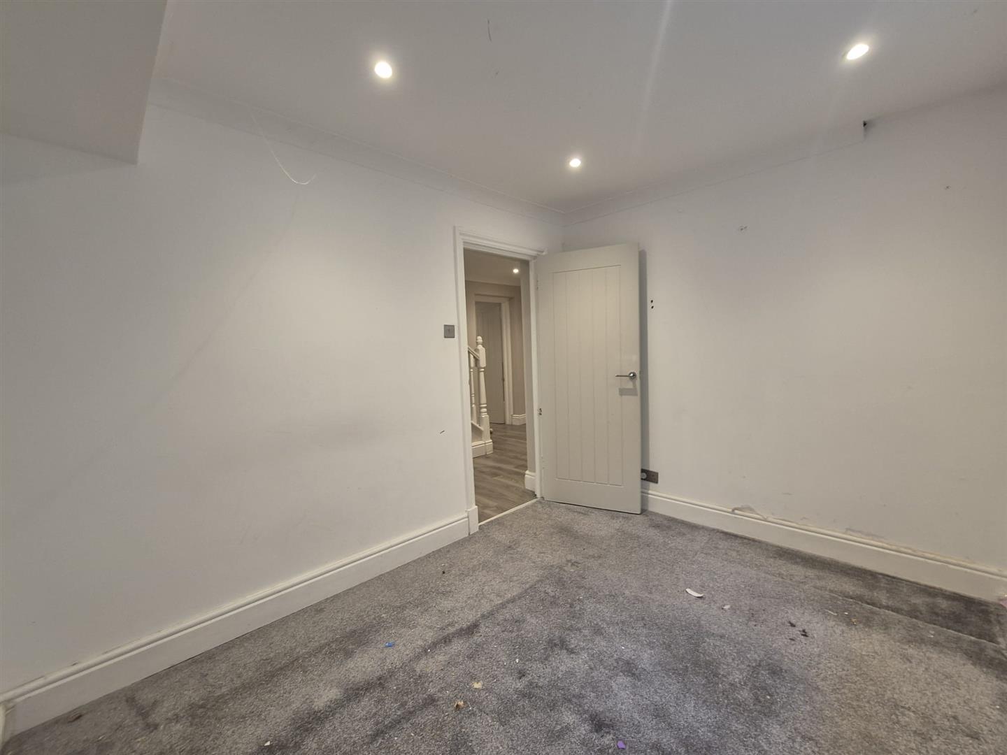 Flat Vicarage Road in Greater London