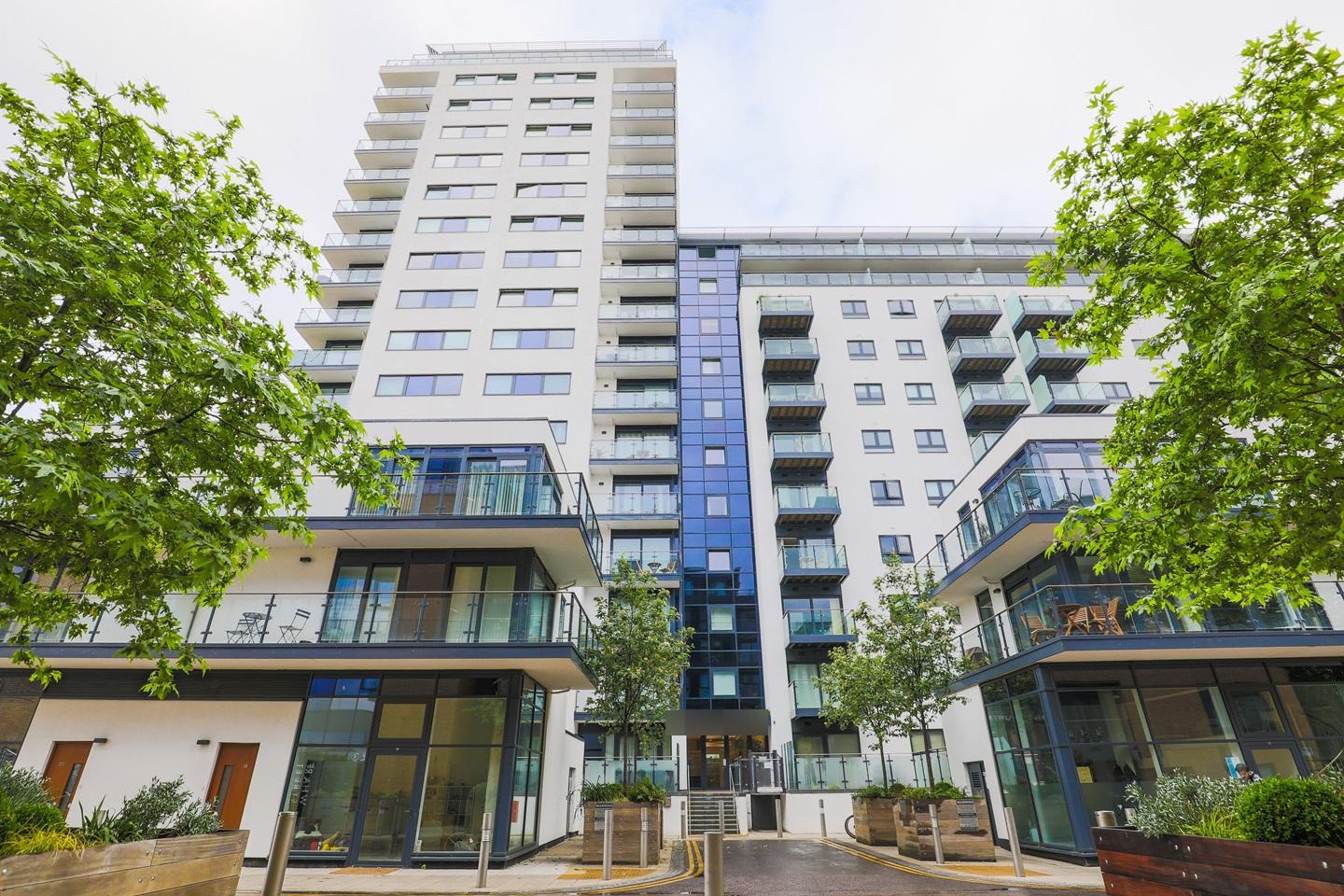 Flat Wharf Street in Greater London