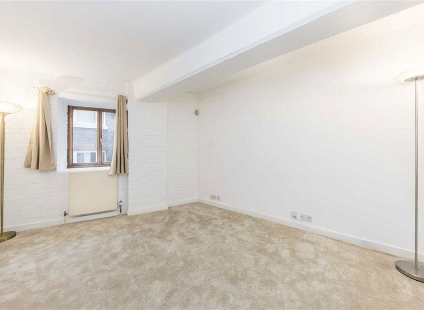 Flat Wapping High Street in Greater London
