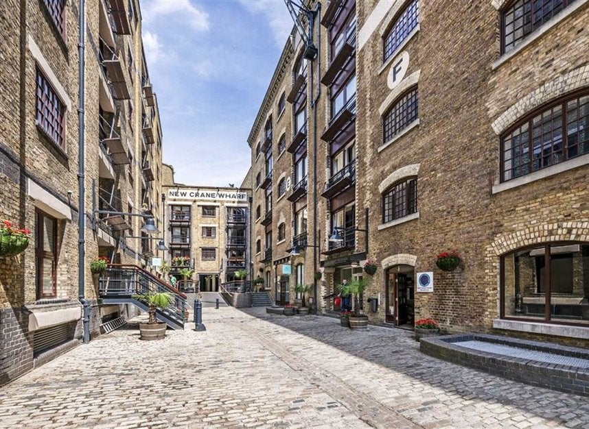 Flat Wapping High Street in Greater London