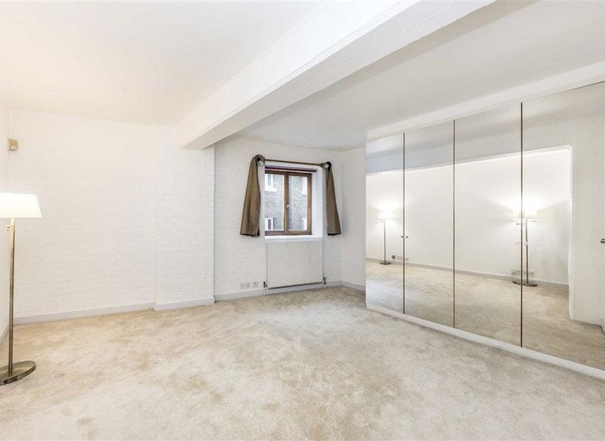 Flat Wapping High Street in Greater London