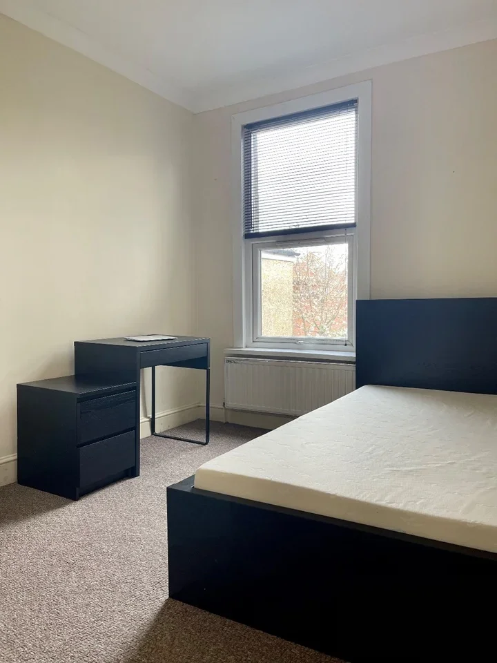 Room Brooke Road in Greater London