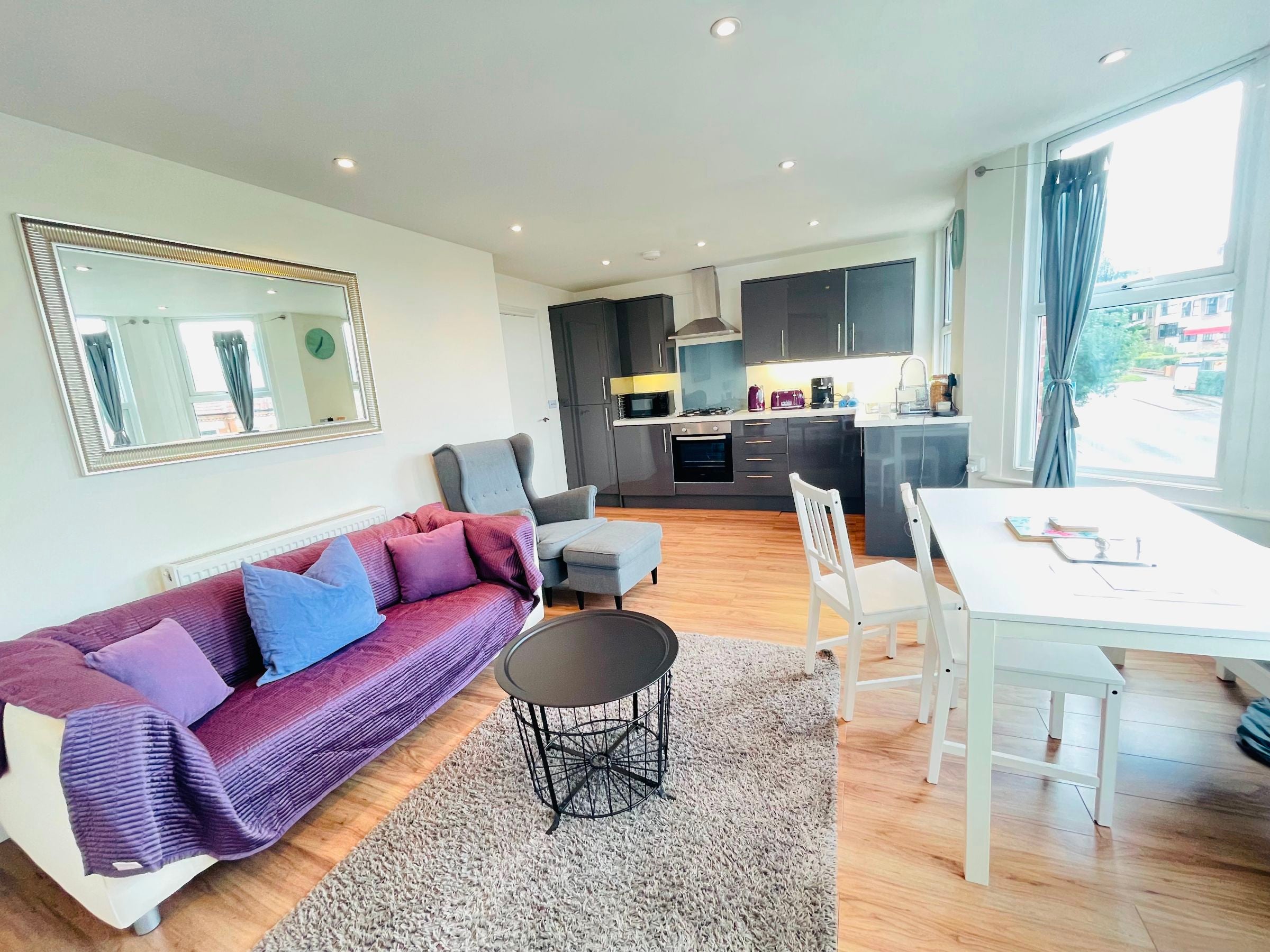 Flat Colney Hatch Lane in Greater London