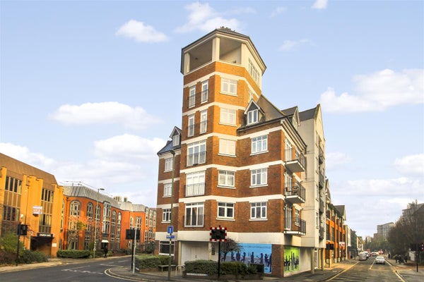 Flat Goldsworth Road in Woking