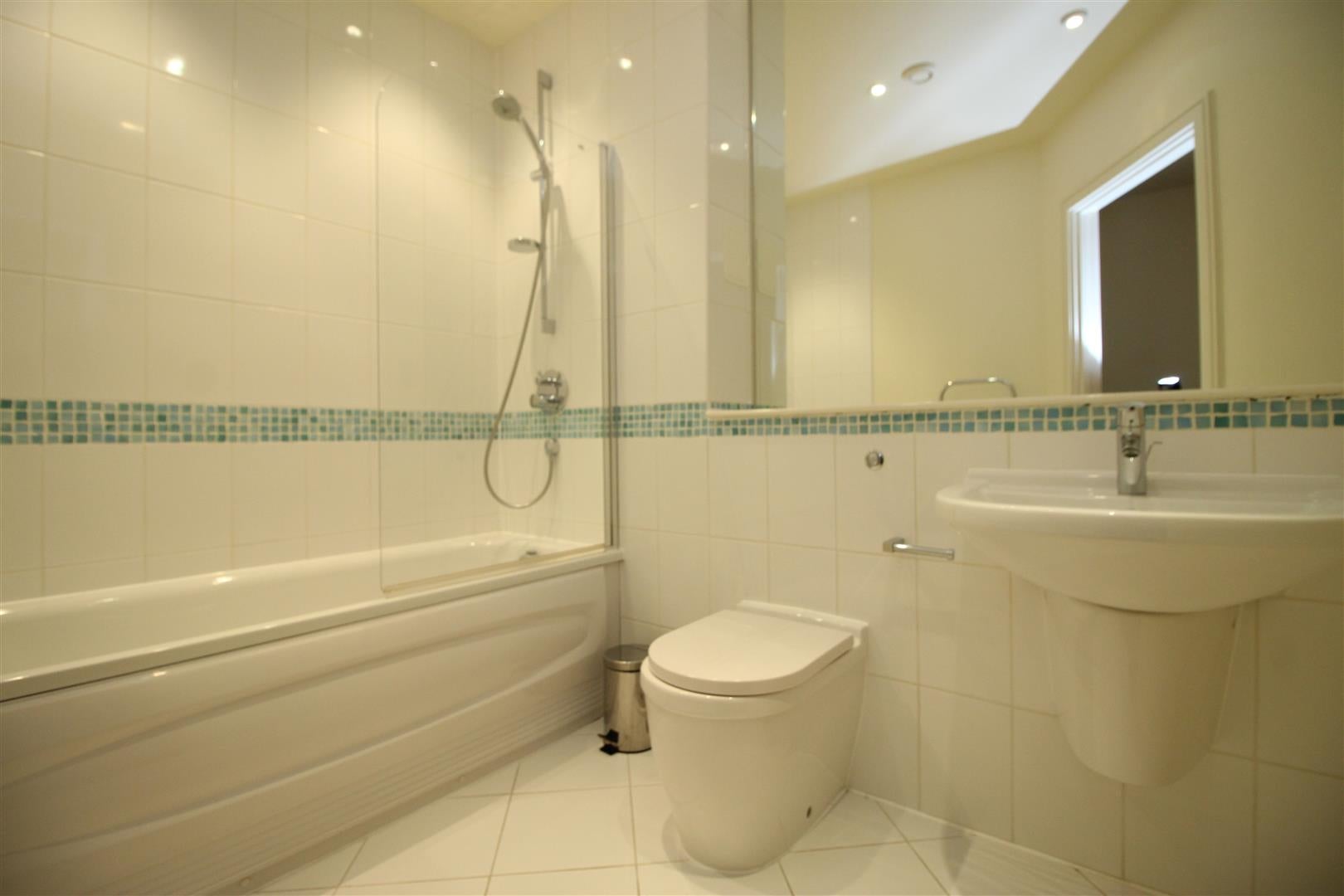 Flat Goldsworth Road in Woking