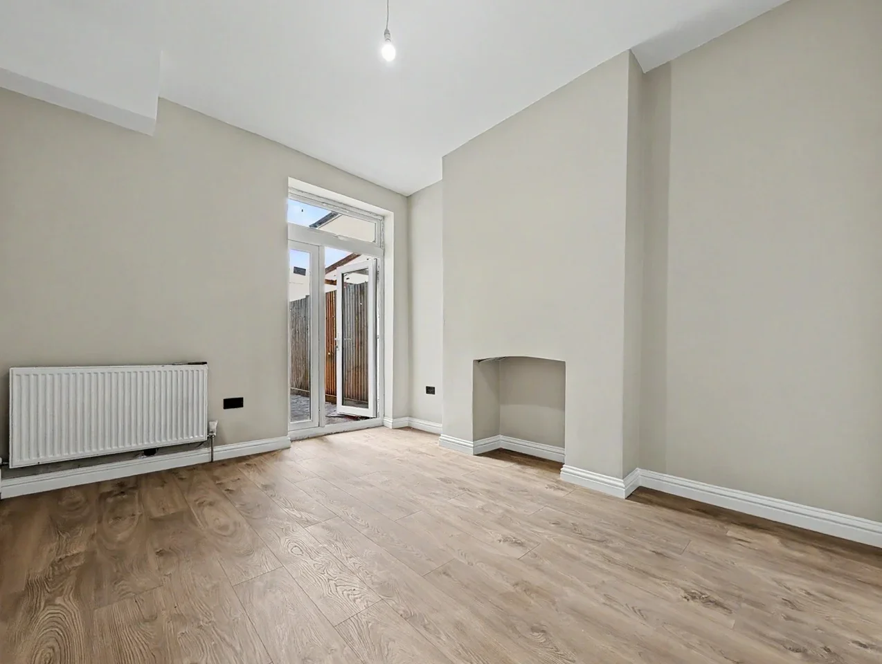 Flat Hermitage Road in Greater London